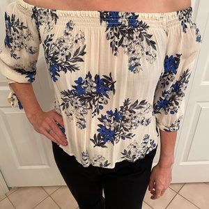 NWOT, Off the shoulder Half sleeve with ties